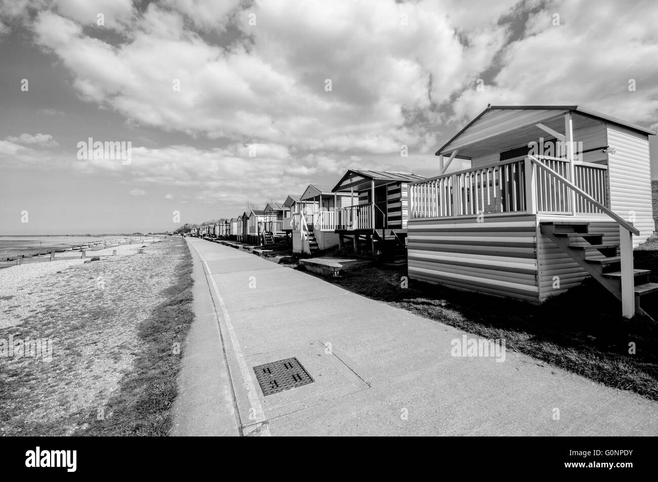 Hütten am Strand entlang in Whitstable, Kent, England Stockfoto