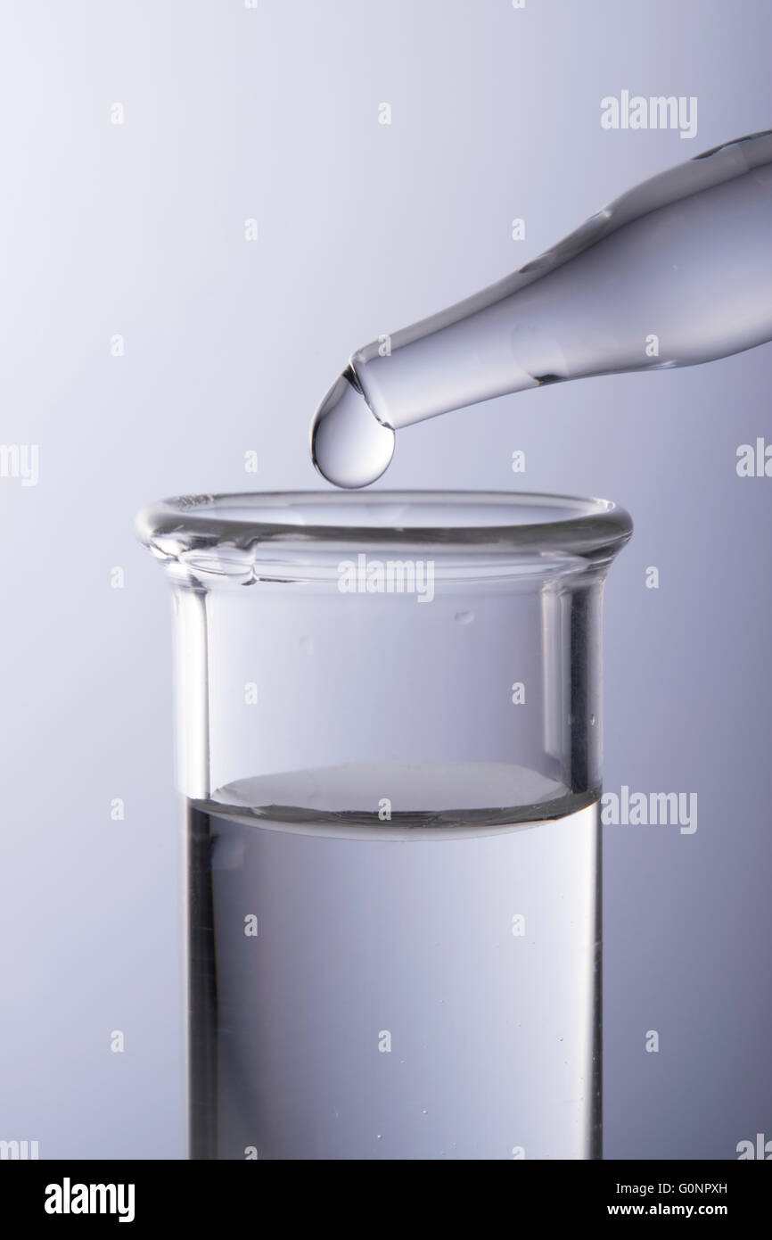 Wassertropfen aus der Pipette in Reagenzglas Stockfoto