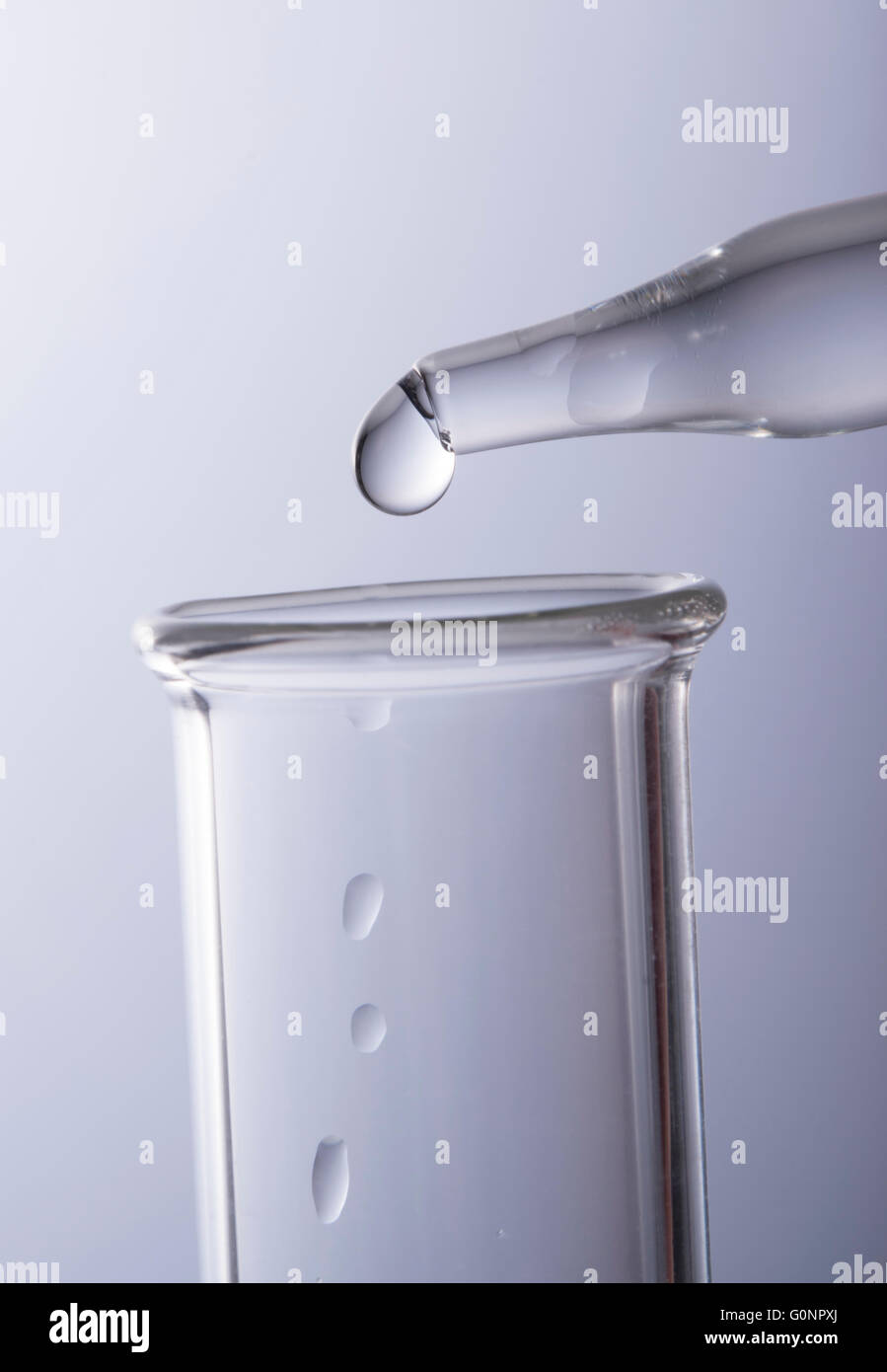 Wassertropfen aus der Pipette in Reagenzglas Stockfoto