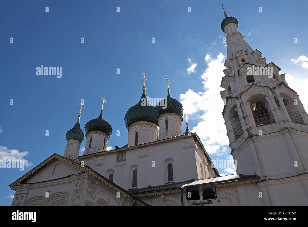 Grüne zwiebelförmigen Kuppeln der Kirche von dem Propheten Elia, Jaroslawl, Russland. Stockfoto