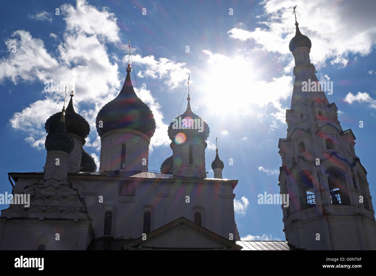 Grüne zwiebelförmigen Kuppeln der Kirche von dem Propheten Elia, Jaroslawl, Russland. Stockfoto
