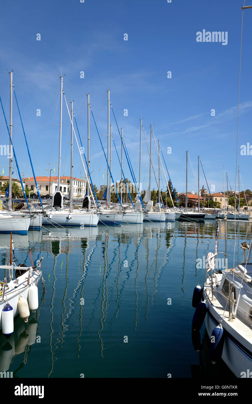 Segel-Yachten im Hafen von Lavrio, Attika, Griechenland Stockfoto