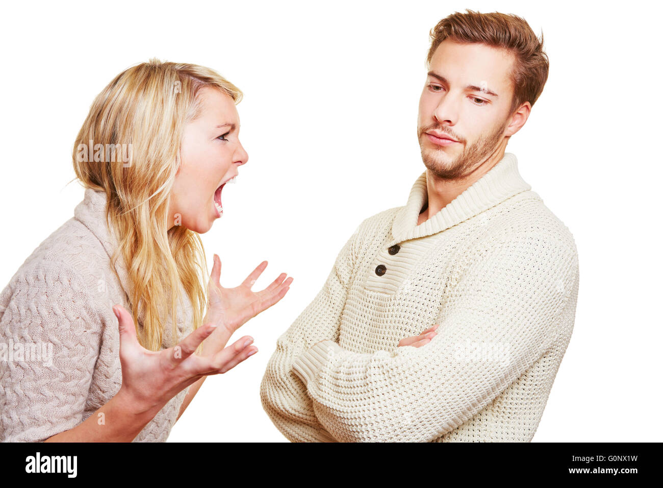 Böse Frau schreiend auf Mann in einer Diskussion Stockfoto