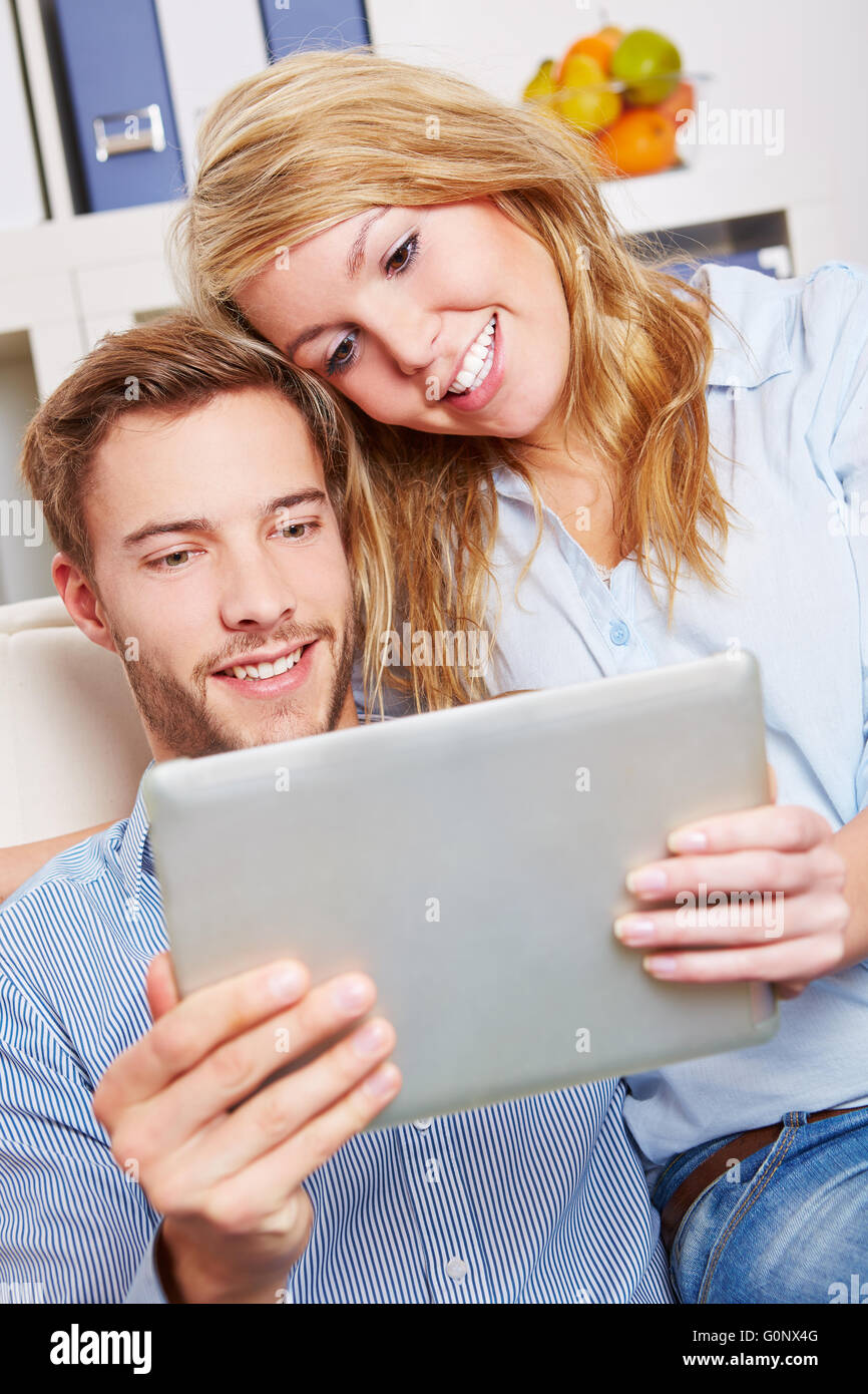 Glückliches Paar Film als online-Stream auf einem Tabletcomputer Stockfoto