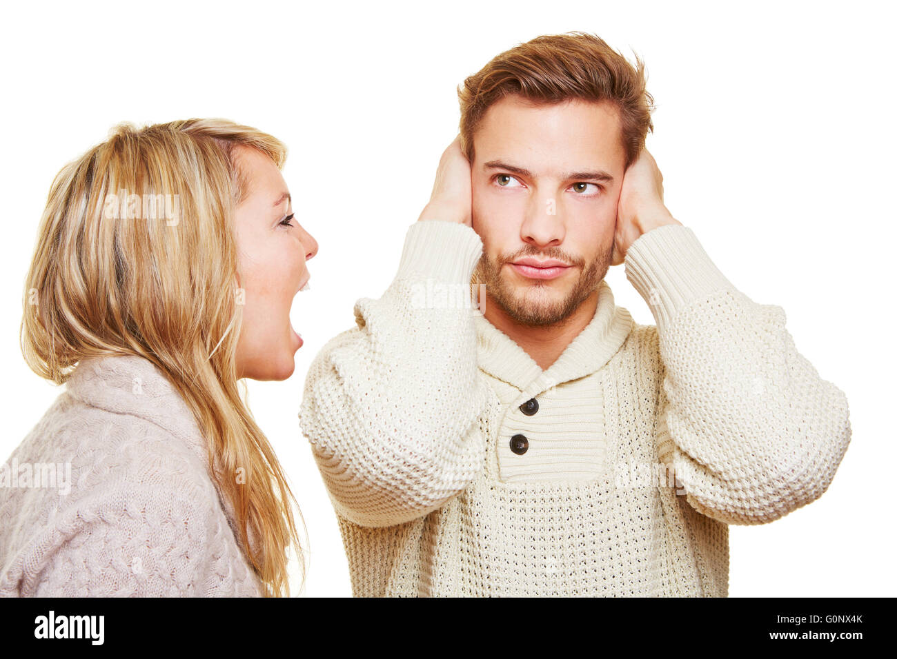 Böse Mädchen schreien und schmollt Mann schließen seine Ohren Stockfoto