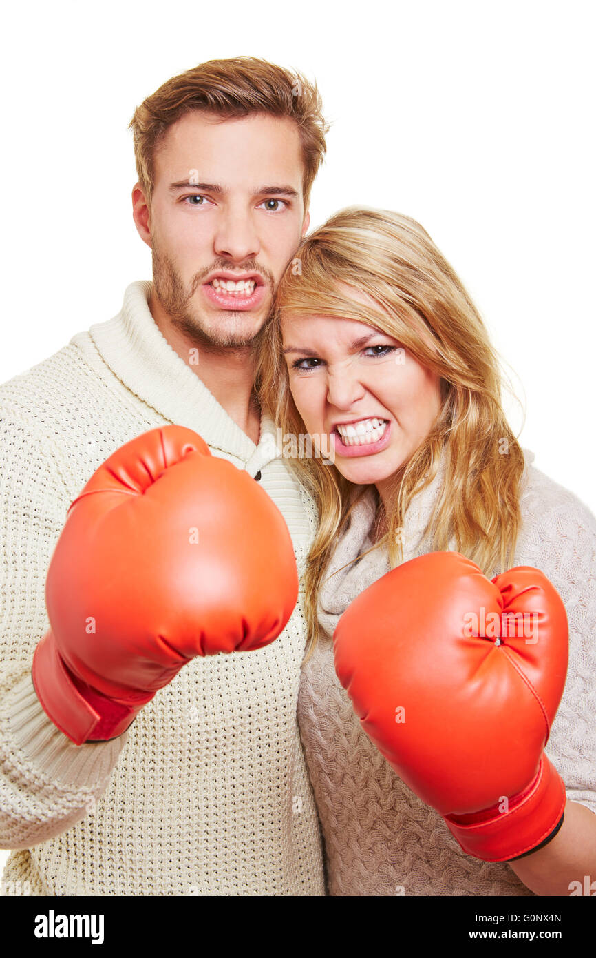 Aggressive paar Kämpfe mit zwei roten Boxhandschuhe Stockfoto