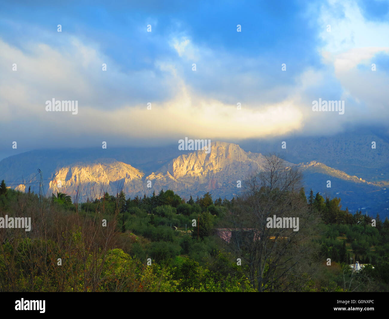 Sonne in den Bergen in Guadalhorce Valley Andalusien Spanien Stockfoto