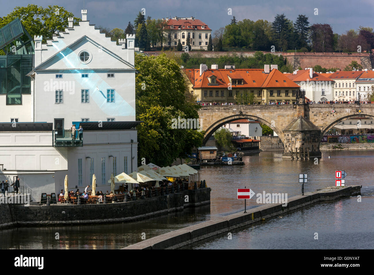 Museum Kampa Gebäude am Flussufer in der Nähe der Karlsbrücke, Mala Strana Prag, Tschechien Stockfoto