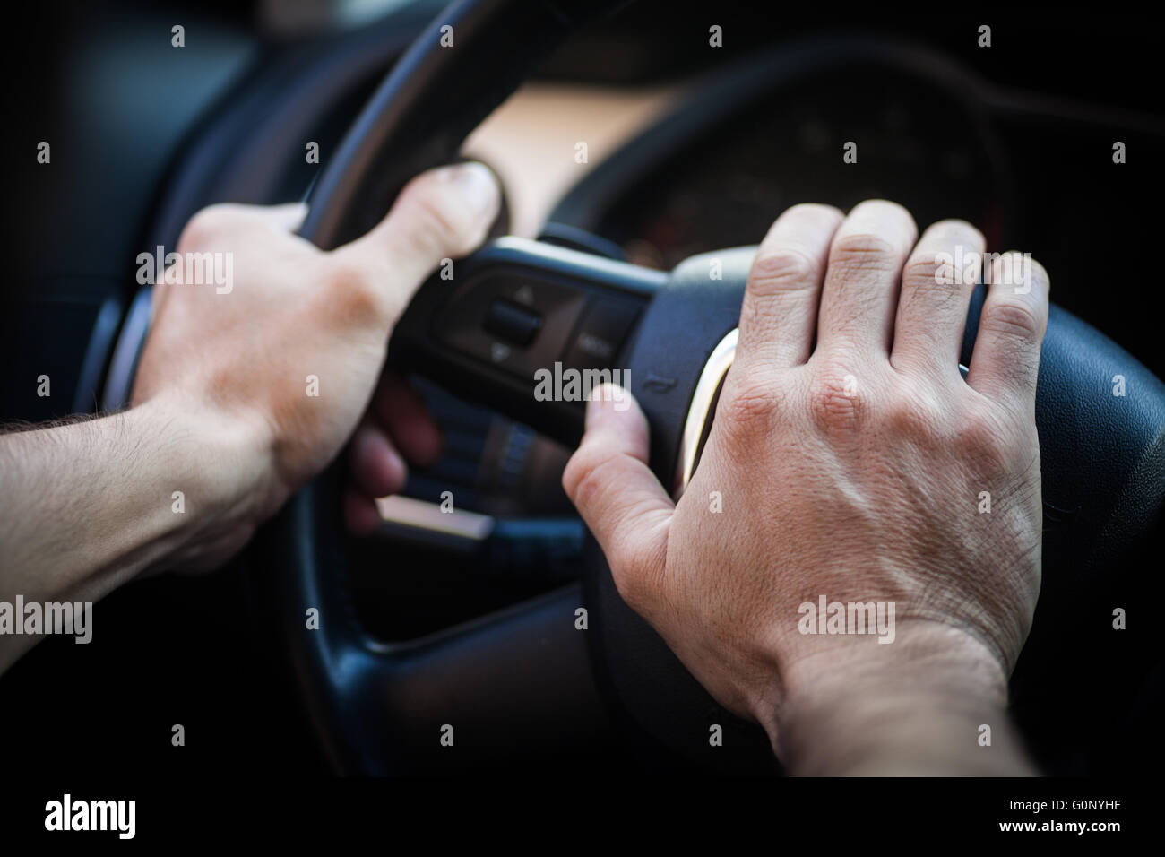 Mann hupen auto -Fotos und -Bildmaterial in hoher Auflösung – Alamy