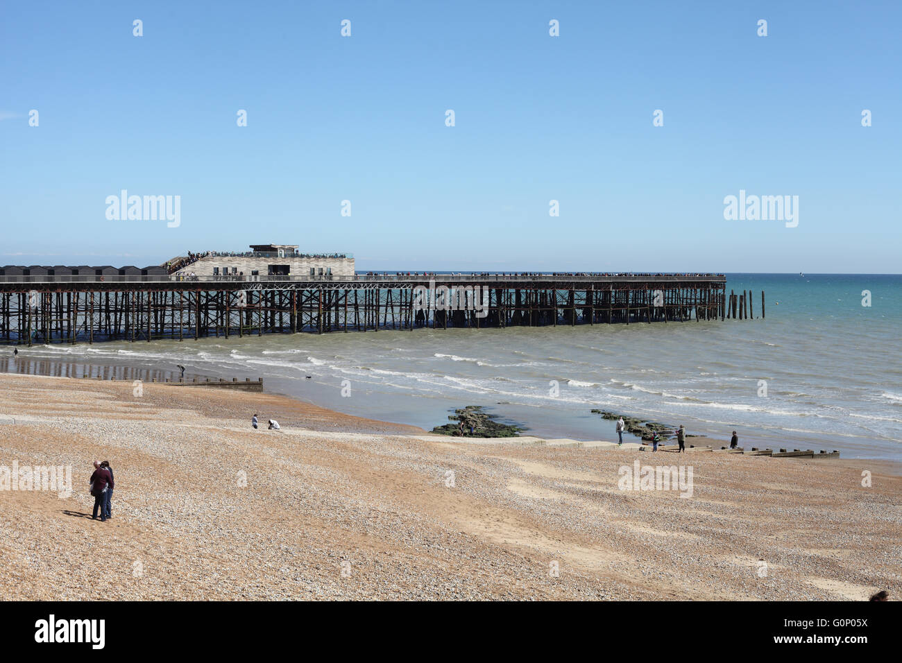Der Strand und die neue Seebrücke, Hastings, East Sussex, UK Stockfoto