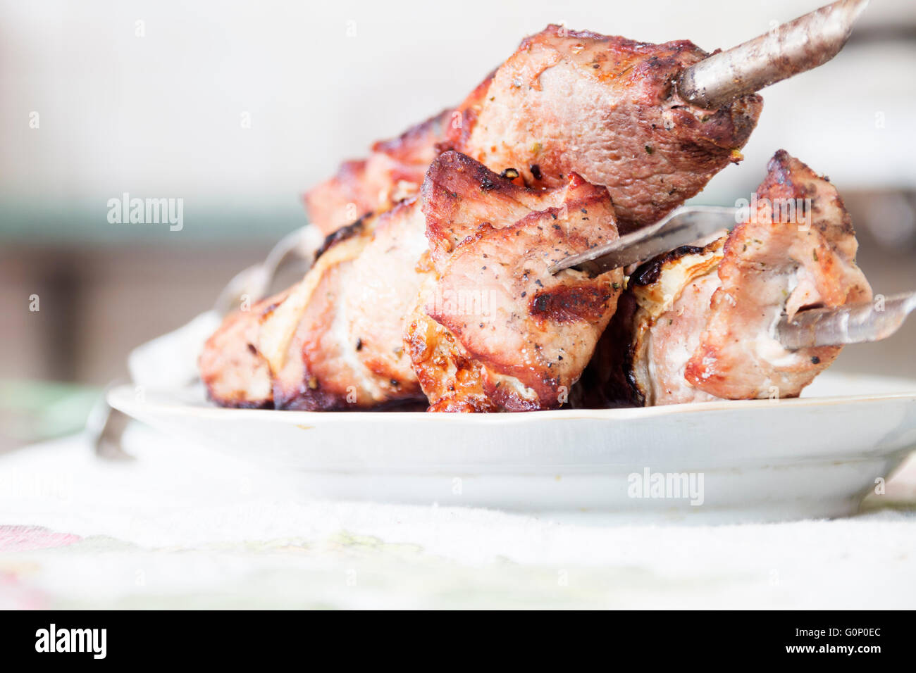 Schaschlik oder Kebab auf einem Teller Stockfoto