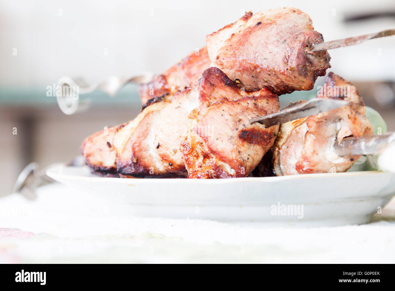 Schaschlik oder Kebab auf einem Teller Stockfoto