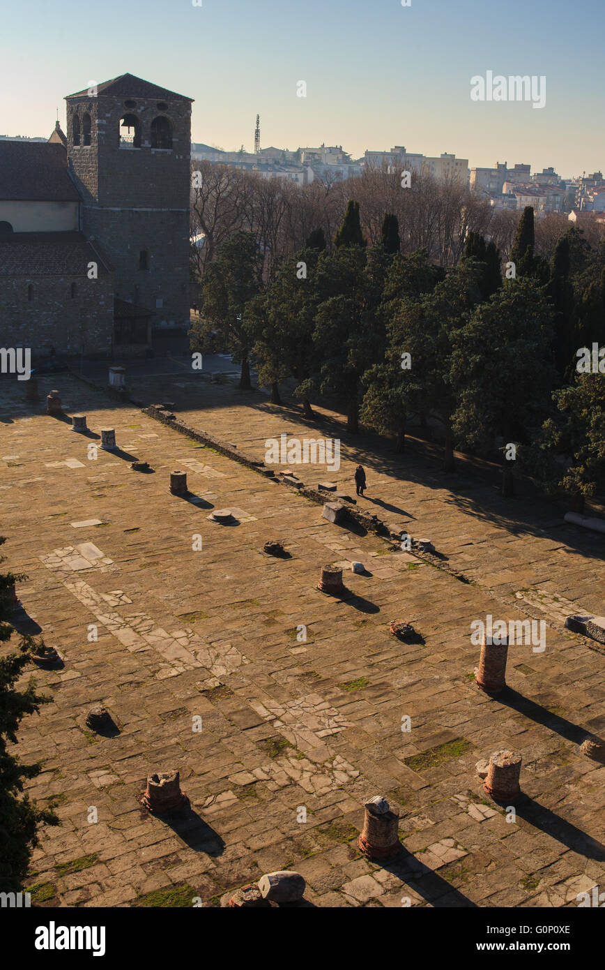 Blick auf die St. Giusto Kathedrale und römische Ruinen Stockfoto