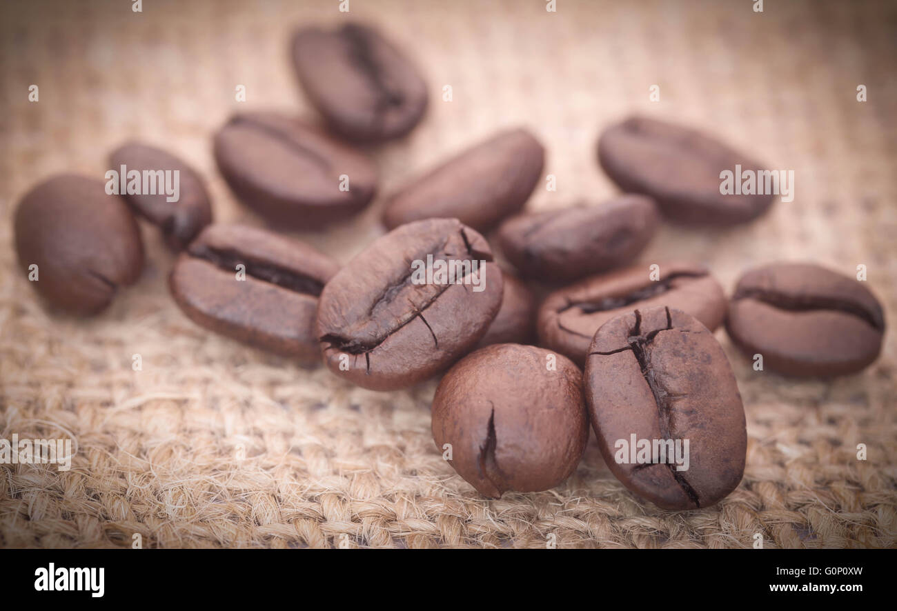 Geröstete Kaffeebohnen auf Jute sack Stockfoto