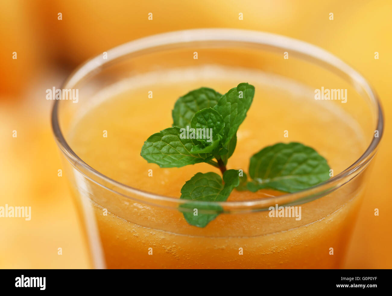 Saft von Cucumis Melo oder Handelstype mit grüner Minze Stockfoto