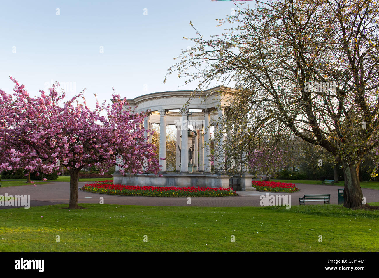 Das Kriegerdenkmal Cenotaph in Alexandra Gardens, Cathays Park, Cardiff, Südwales. Stockfoto