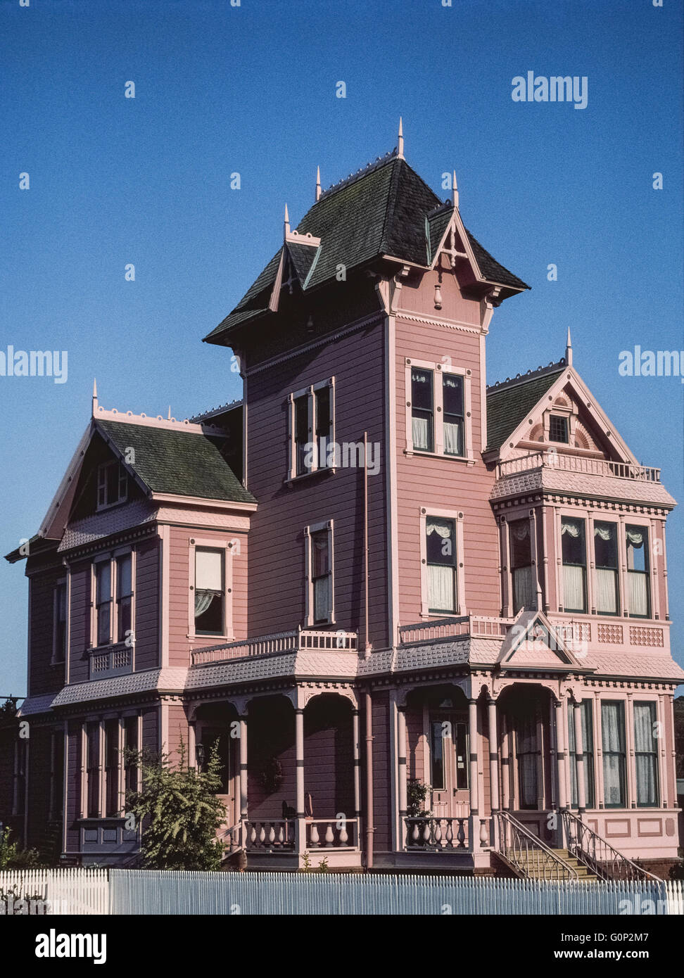 Wegen seiner kunstvollen rosa Fassade und markanten architektonischen Stil war der Rose Victorian Inn ein hell Meilenstein für mehr als zwei Jahrzehnten im Dorf Arroyo Grande an der zentralen Küste von Kalifornien, USA. Zuletzt das 1890-Haus hat in gedämpften Tönen übermalt worden und ist nun ein beliebter Ort für Hochzeiten und andere Veranstaltungen. Das historische Haus wurde der viktorianischen Pitkin Conrow Anwesen zu Ehren von zwei seiner frühesten Besitzer umbenannt. Historisches Foto. Stockfoto