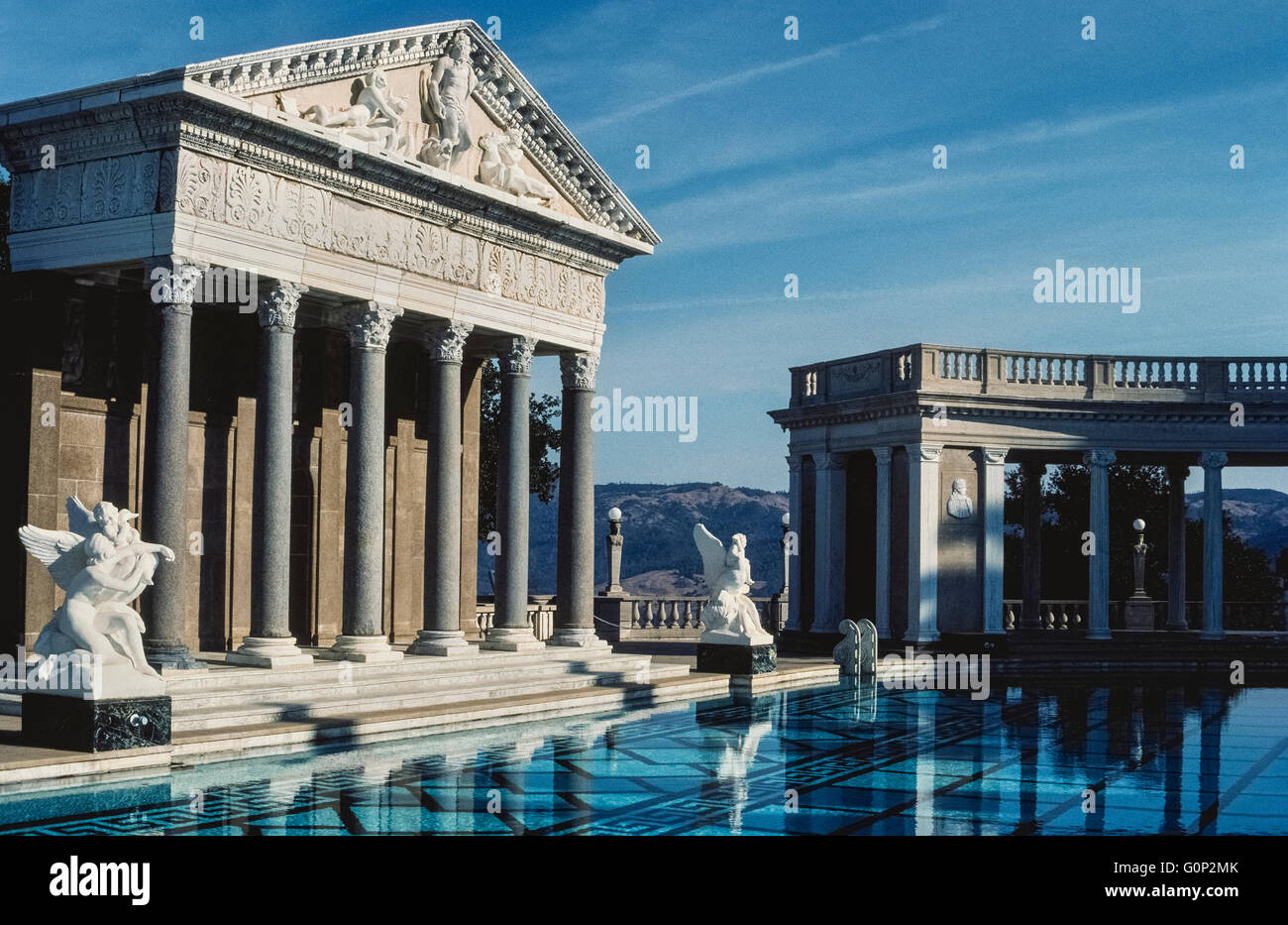 Die Fassade eines alten römischen Tempels ist das Herzstück des einen großen Swimming Pool am Hearst Castle, das regal und abgelegenen Haus des legendären amerikanischen Zeitungsverleger William Randolph Hearst San Simeon an der zentralen Küste von Kalifornien, USA. Der Neptune Pool stammt aus den 1930er Jahren und auf öffentliche Führungen durch den Bundesstaat Kalifornien, der Hügel nach Hause und Eigentum des Hearst im Jahr 1957 erhielt betrieben zu sehen. Leider hat der Pool seine 345.000 Gallonen (1305967 Liter) Wasser seit 2014 wegen des Landes anhaltende Dürre und Leckagen durch Risse im Pool abgelassen wurde. Stockfoto