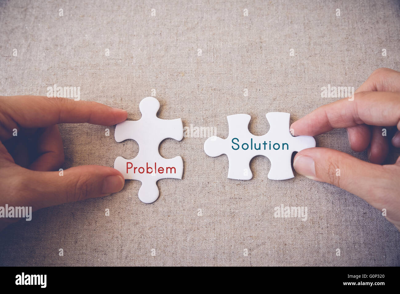 Hände halten Problem und Lösung Puzzle, Business-Konzept Stockfoto