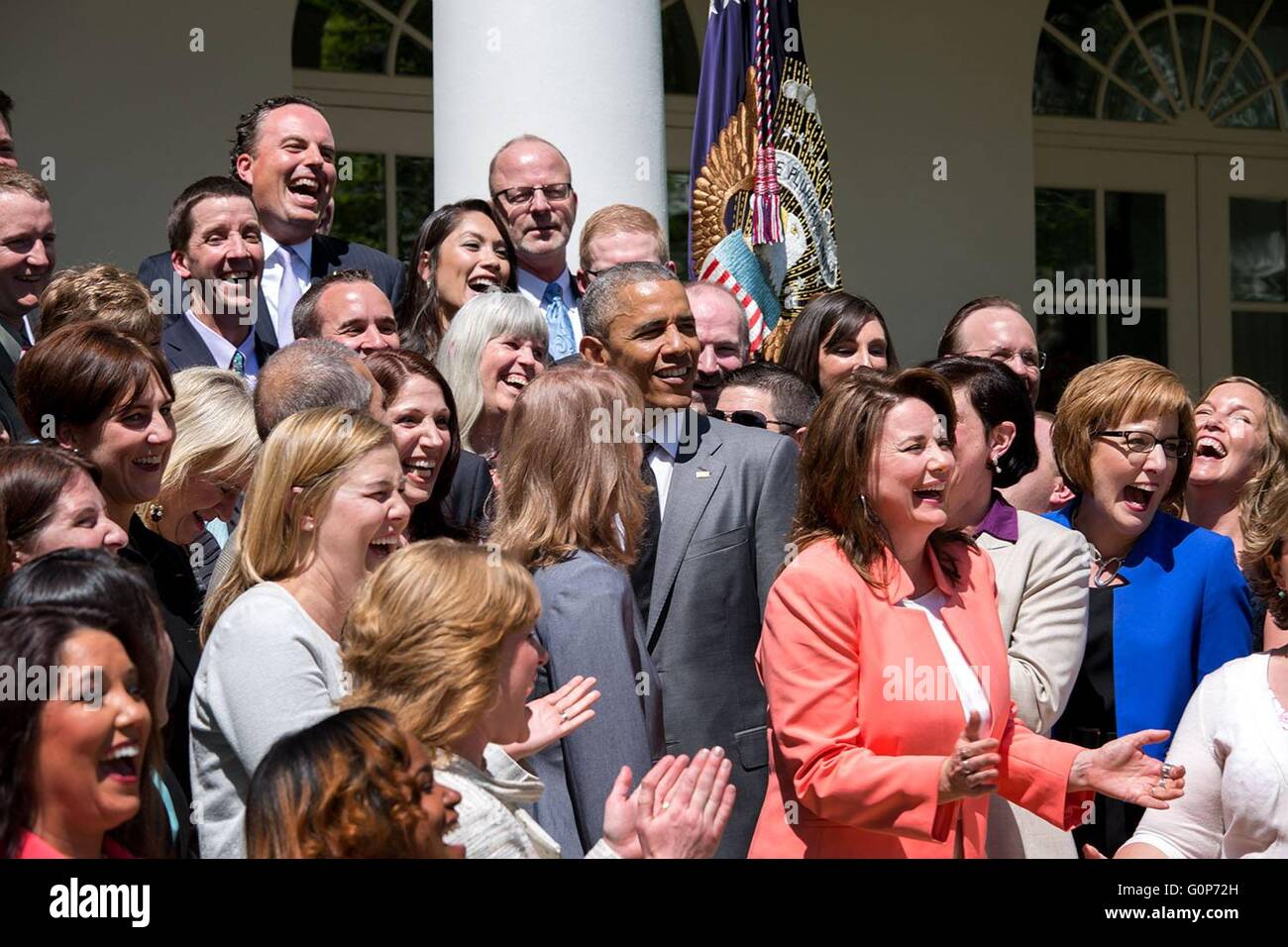 US-Präsident Barack Obama steht mit Lehrern aus in der gesamten Nation während der nationalen Lehrer der Jahr-Feier im Rose Garden des weißen Hauses 29. April 2015 in Washington, D.C. Stockfoto