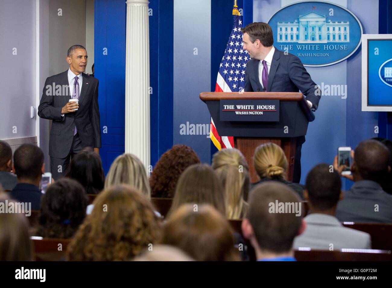 Als Pressesprecher Josh Earnest Antworten auf Fragen macht US-Präsident Barack Obama ein Überraschungsgast Reporter tagsüber College in James S. Brady Press Briefing Room des weißen Hauses 28. April 2016 in Washington, D.C. Stockfoto