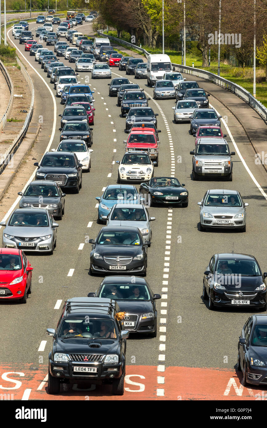 Der Verkehr Warteschlangen auf der A23, der Hauptroute in Brighton, auf ein Wochenende und Feiertagen. Stockfoto