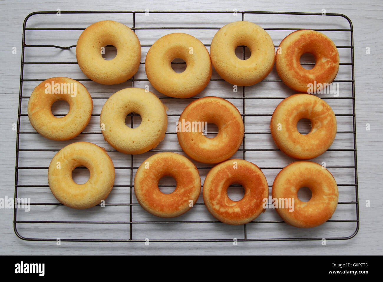 Plain Krapfen Closeup auf der Folterbank hautnah Stockfoto