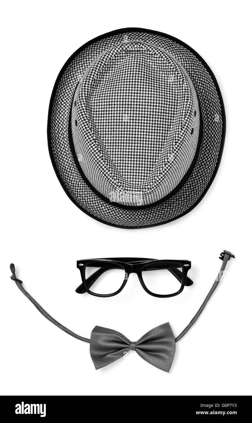 High-Angle Shot einen grauen Hut, ein paar schwarze Kunststoff-umrandeten Brille und eine graue Fliege auf weißem Hintergrund Stockfoto