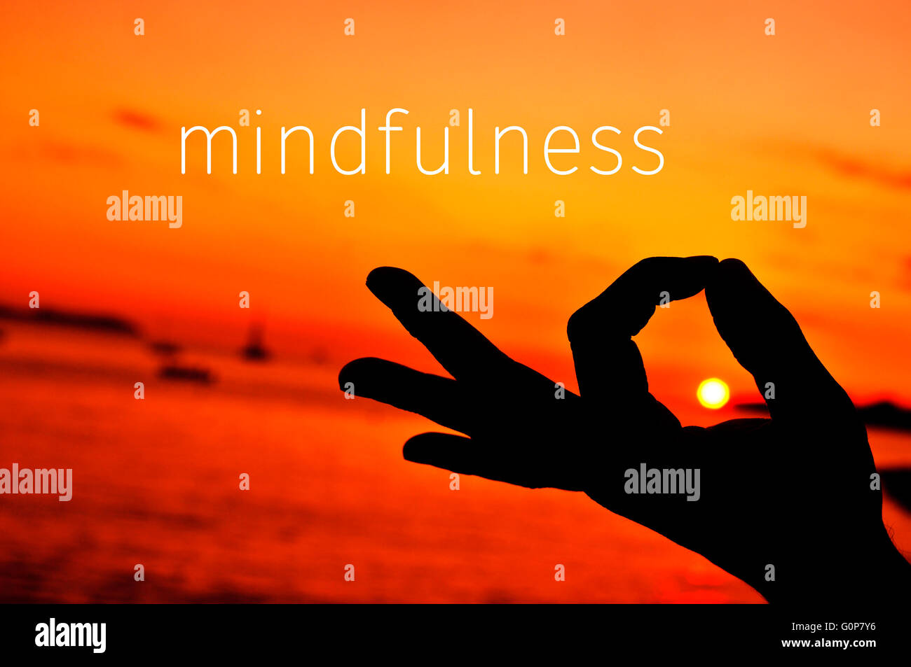 die Text-Achtsamkeit und eine Nahaufnahme eines jungen Mannes mit der Hand in Gyan Mudra bei Sonnenuntergang meditieren Stockfoto