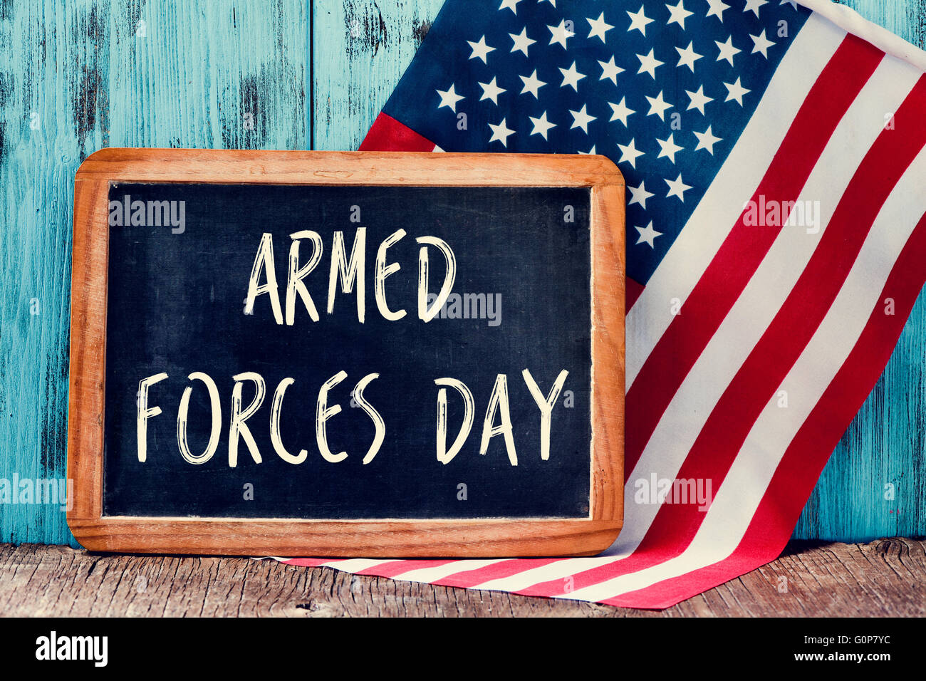 der Text Tag der Streitkräfte in eine Tafel und eine Flagge der Vereinigten Staaten auf einem rustikalen hölzernen Hintergrund geschrieben Stockfoto