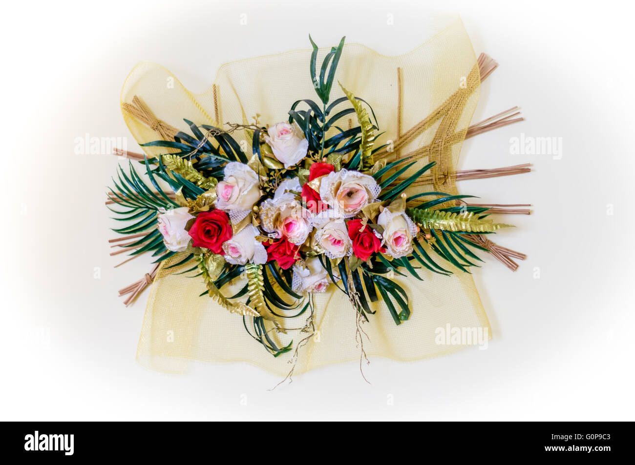 Deko Blumen aus synthetischen Materialien auf Bast hergestellt Stockfoto