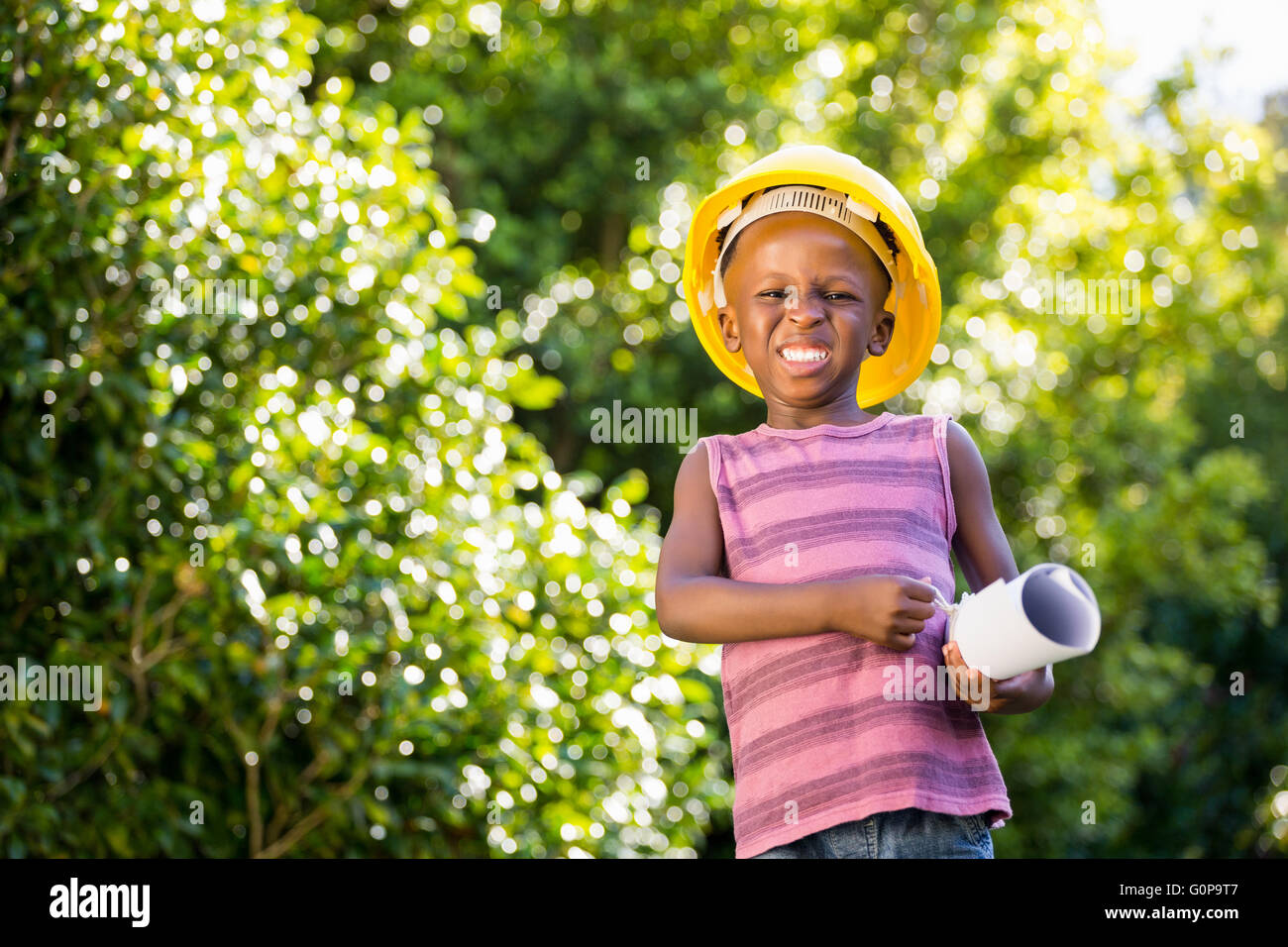 Junge trägt einen Bauarbeiterhelm Stockfoto