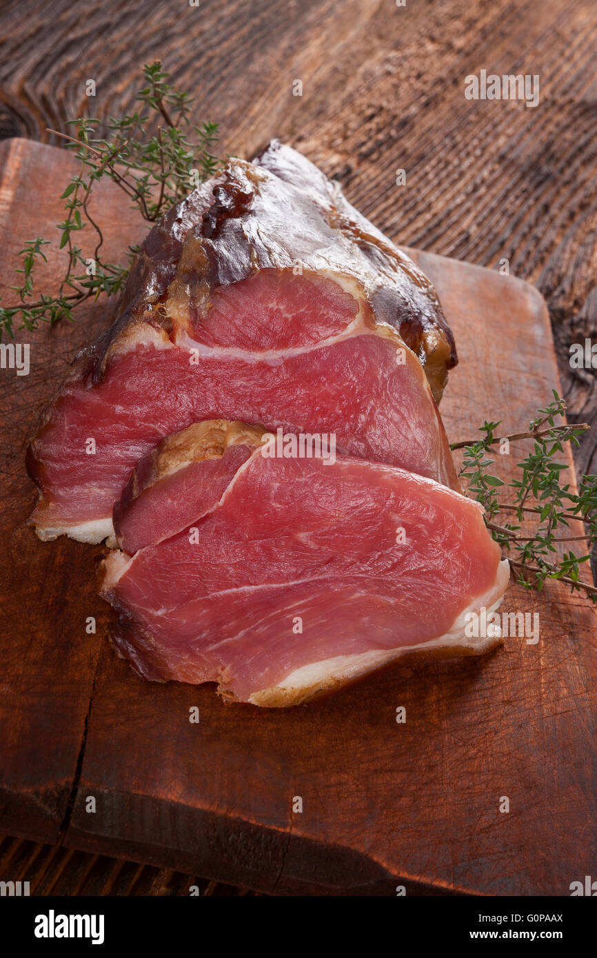 Traditionelle Rauchfleisch auf Holztisch. Kulinarischen Fleisch zu essen. Stockfoto
