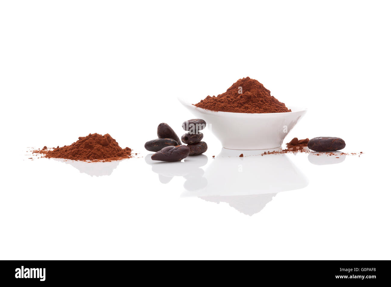 Kakaobohnen und Kakaopulver auf weißem Hintergrund. Gesunde Superfood. Stockfoto