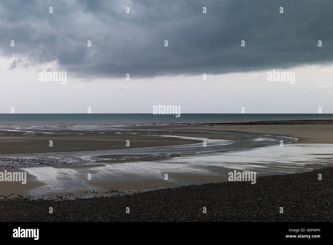 Leeren Strand und das Meer unter Gewitterhimmel, Normandie, Frankreich Stockfoto