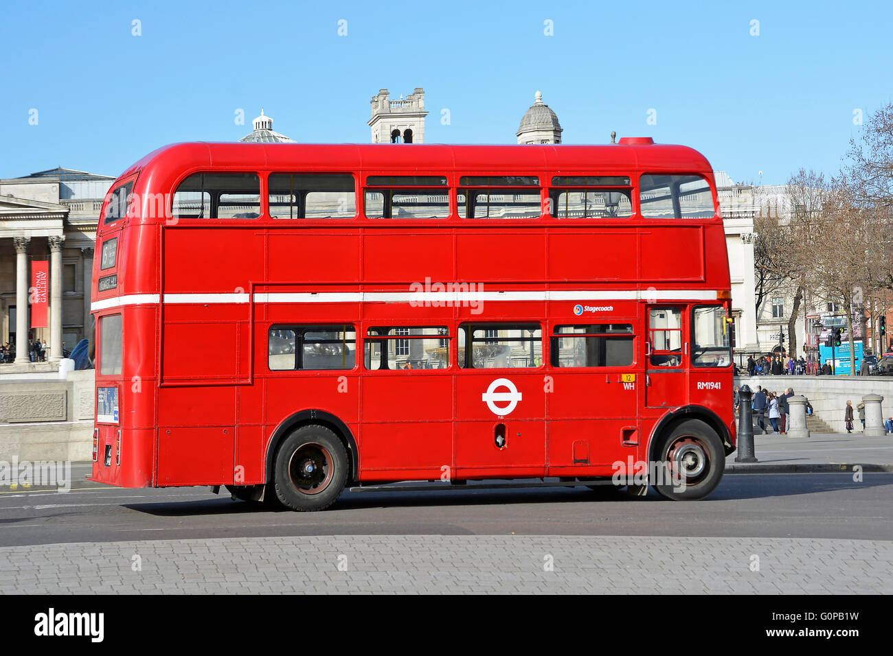 Reinigen von klassischen roten Londoner Routemaster Bus Design im alten Stil betrieben mit der Postkutsche auf regulären Route 15 in Trafalgar Square London England UK Stockfoto