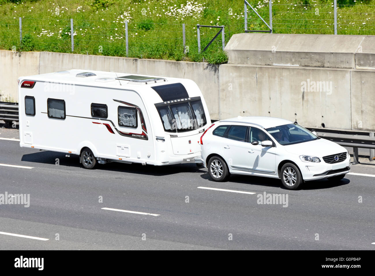 Weißen Volvo Auto abschleppen weißen Urlaub Wohnwagen auf English UK Autobahn Stockfoto