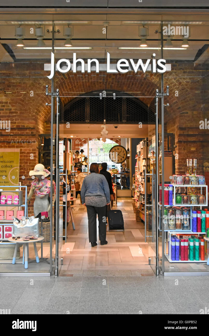 John Lewis Glasfront Shop im Bahnhof St Pancras International London Borouigh von Camden England UK Stockfoto