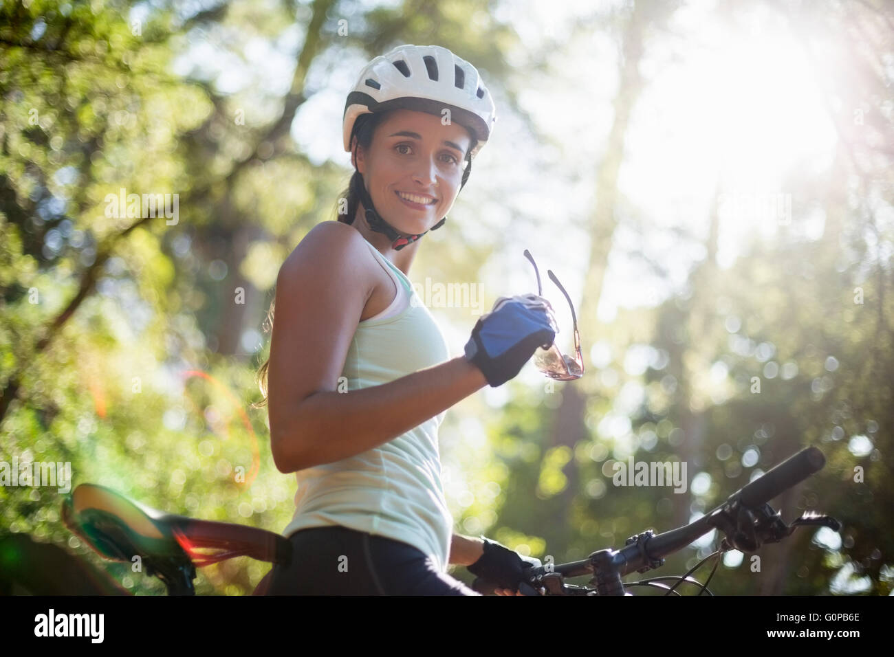 Frau, Lächeln und posieren mit ihrem Fahrrad Stockfoto