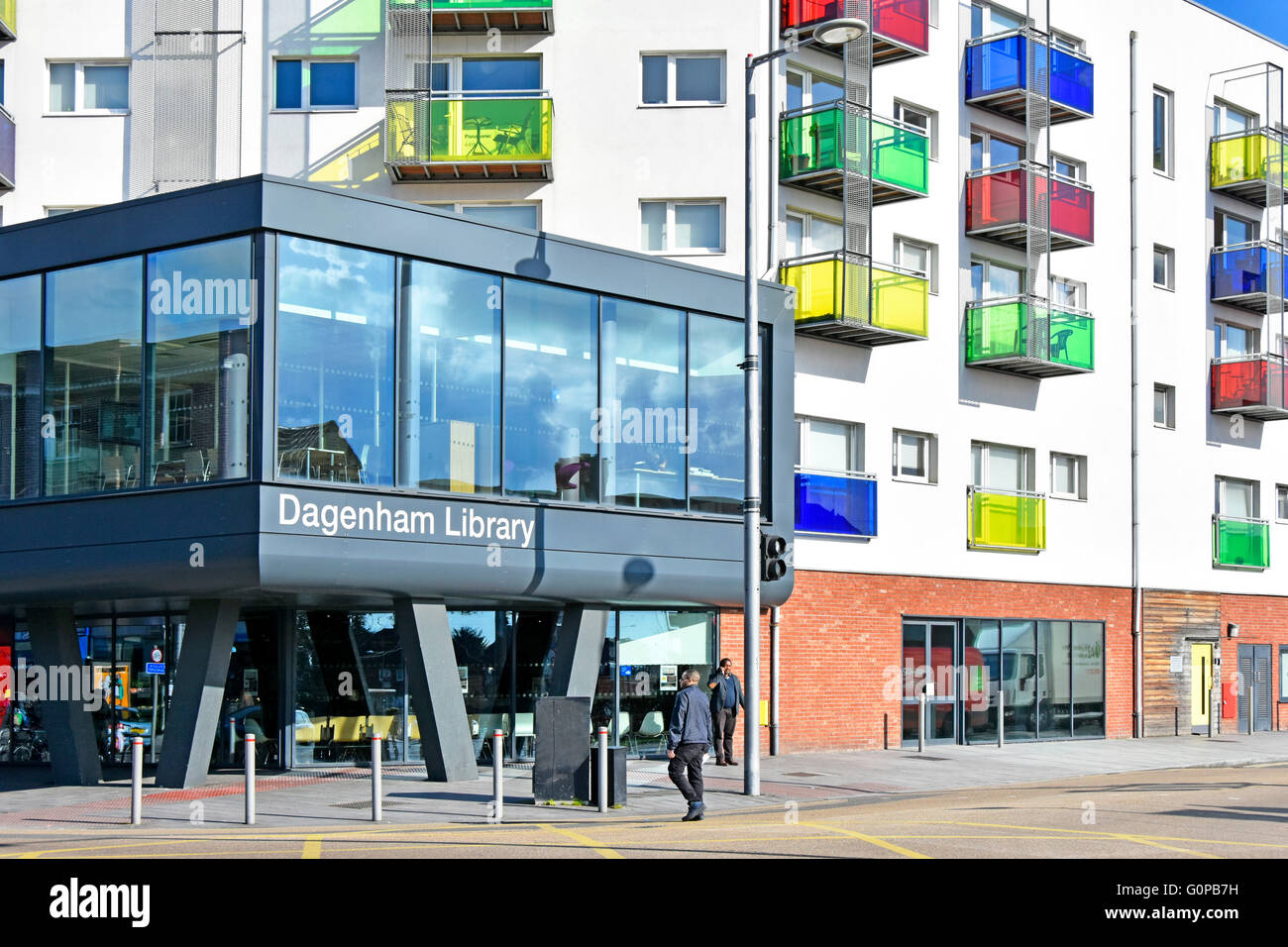 East London England UK neue Dagenham Bibliothek & angrenzenden Partnerschaft Entwicklung 82 Wohnungen in Mehrfamilienhäusern an Heathway innerhalb von Becontree Estate-Bereich Stockfoto