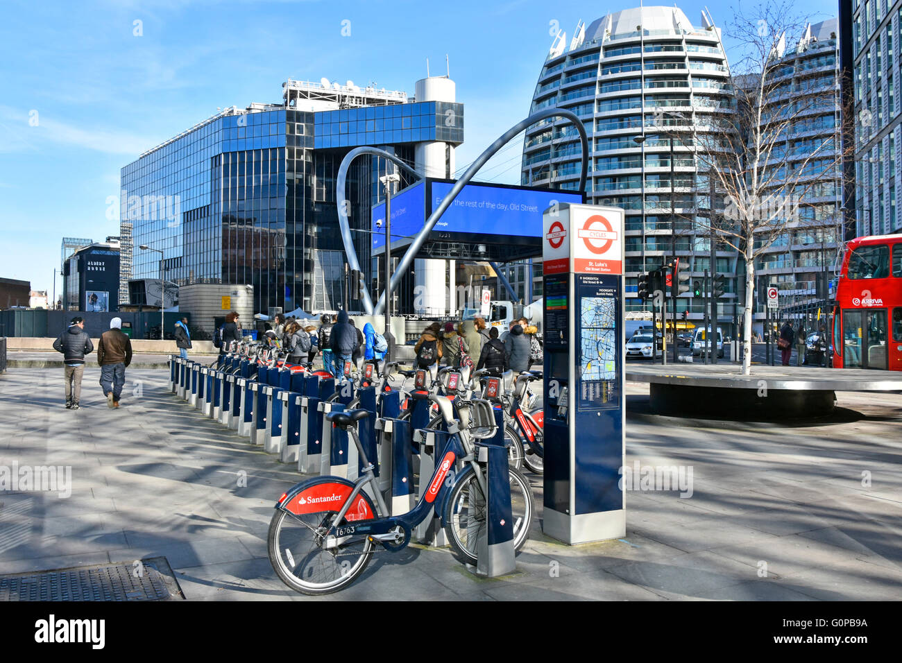 Anlegepunkt für den Fahrradverleih von Santander an der Old Street Station am Tech City Silicon Kreisverkehr zwischen Old Street und City Road London England Großbritannien Stockfoto