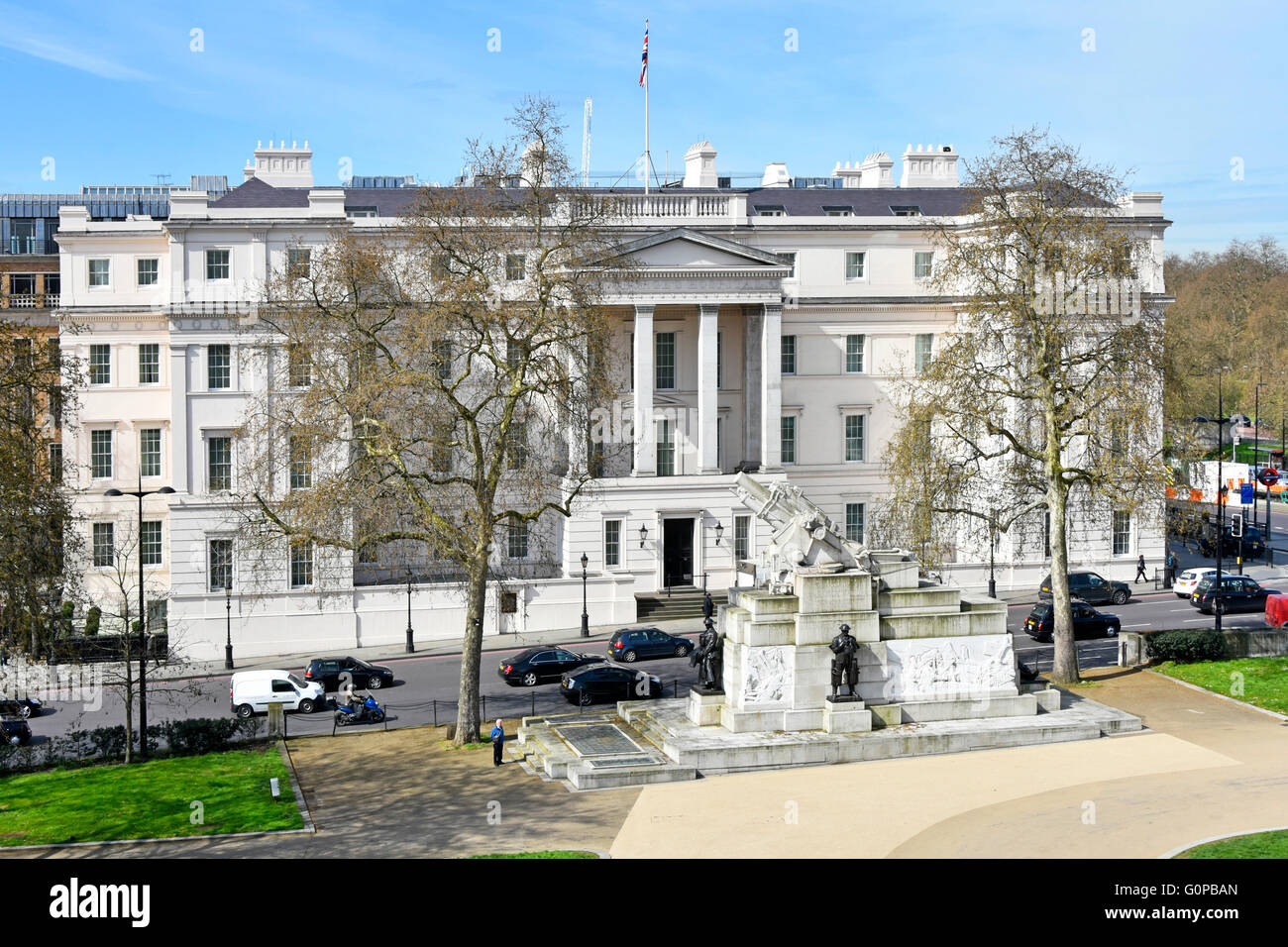 Lanesborough 5-Sterne-Hotel, einst neoklassizistisches Gebäude des St George’s Hospital mit Royal Artillery Memorial vor dem Hyde Park Corner London England Großbritannien Stockfoto