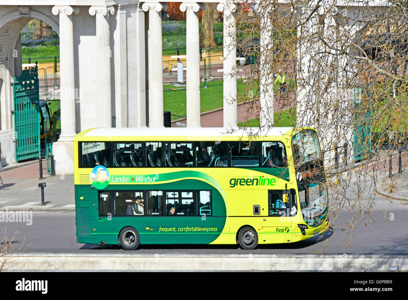 Doppelte Decker grüne Linie Busservice zwischen London und Windsor wird betrieben von erste Group, vorbei an den Hyde Park Ecke Bildschirm Gate London England UK Stockfoto