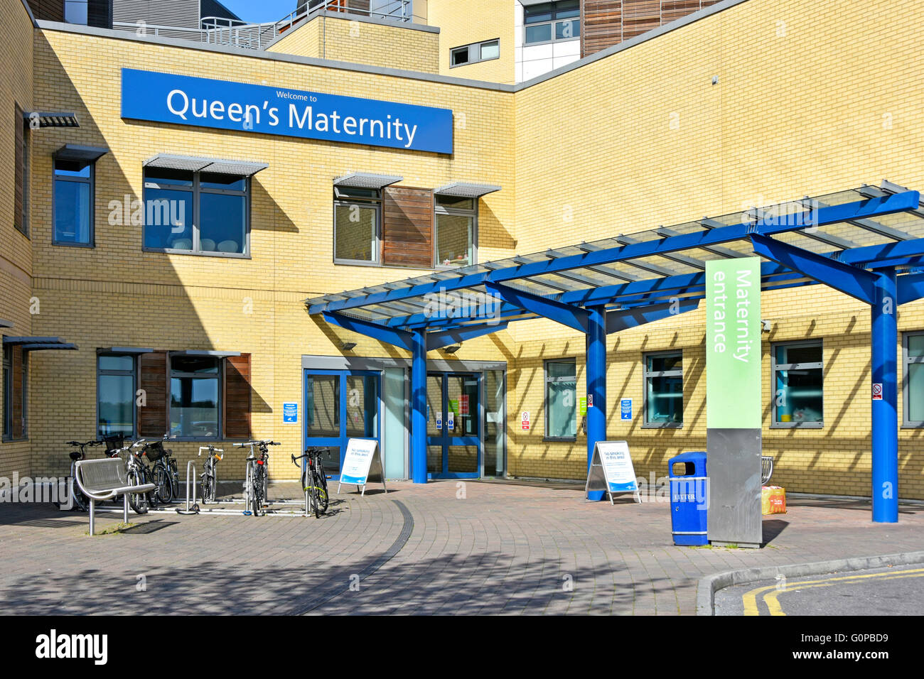 Queens Mutterschaftszeichen am General Purpose New Build NHS Hospital in Romford & Station Eingang in der East London Borough of Havering England Großbritannien Stockfoto