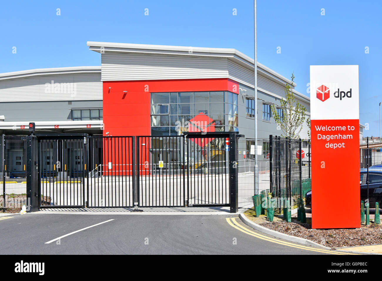 Transportlogistik DPD sichern Parcel Sortierung & Verteilung Depot mit Lager Eingang Dagenham East London England UK mit Willkommensschild Stockfoto