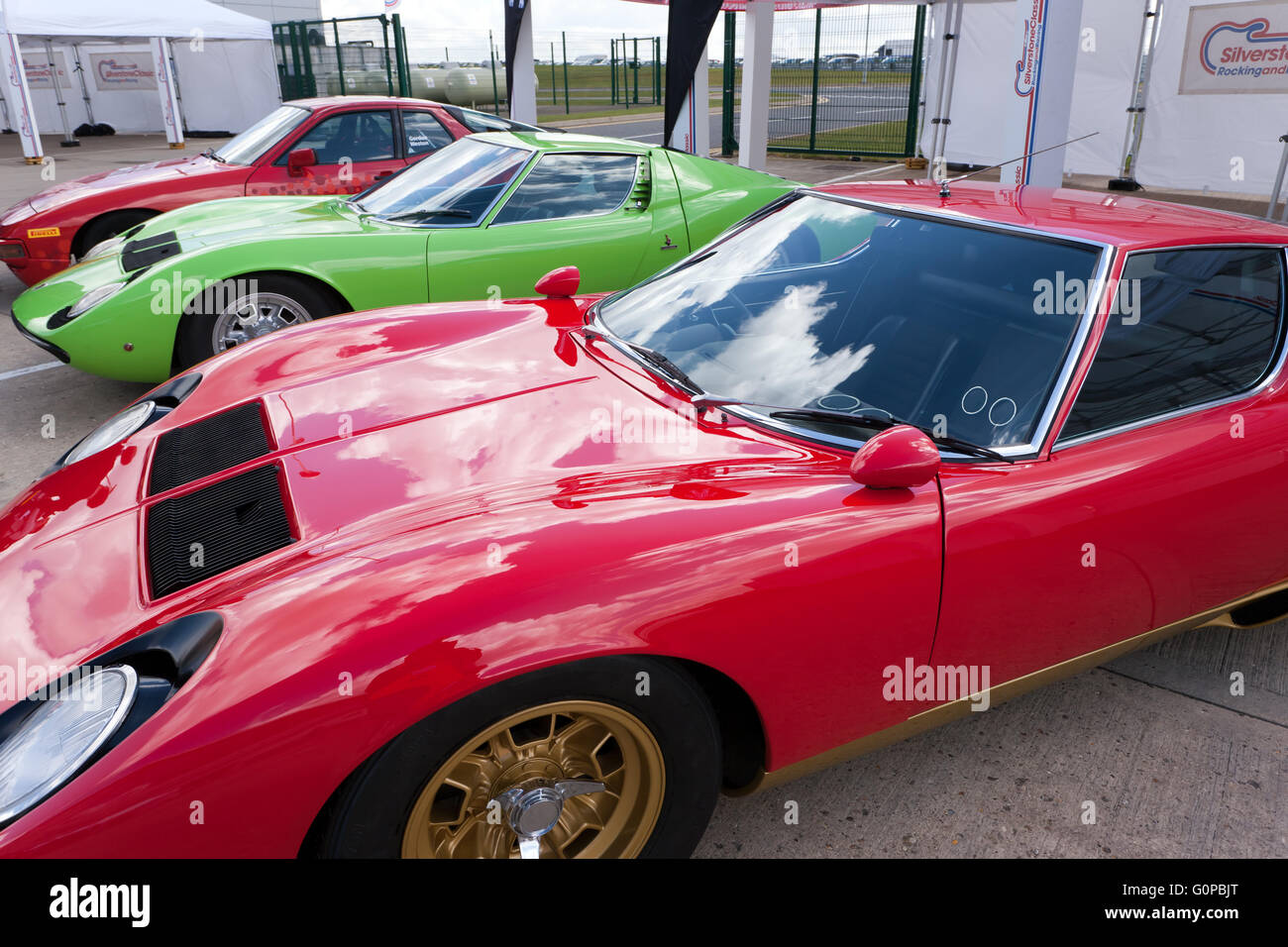 Blick auf zwei klassische Lamborghini Miura auf statische Anzeige bei der Silverstone Classic Media Day 2016. Stockfoto