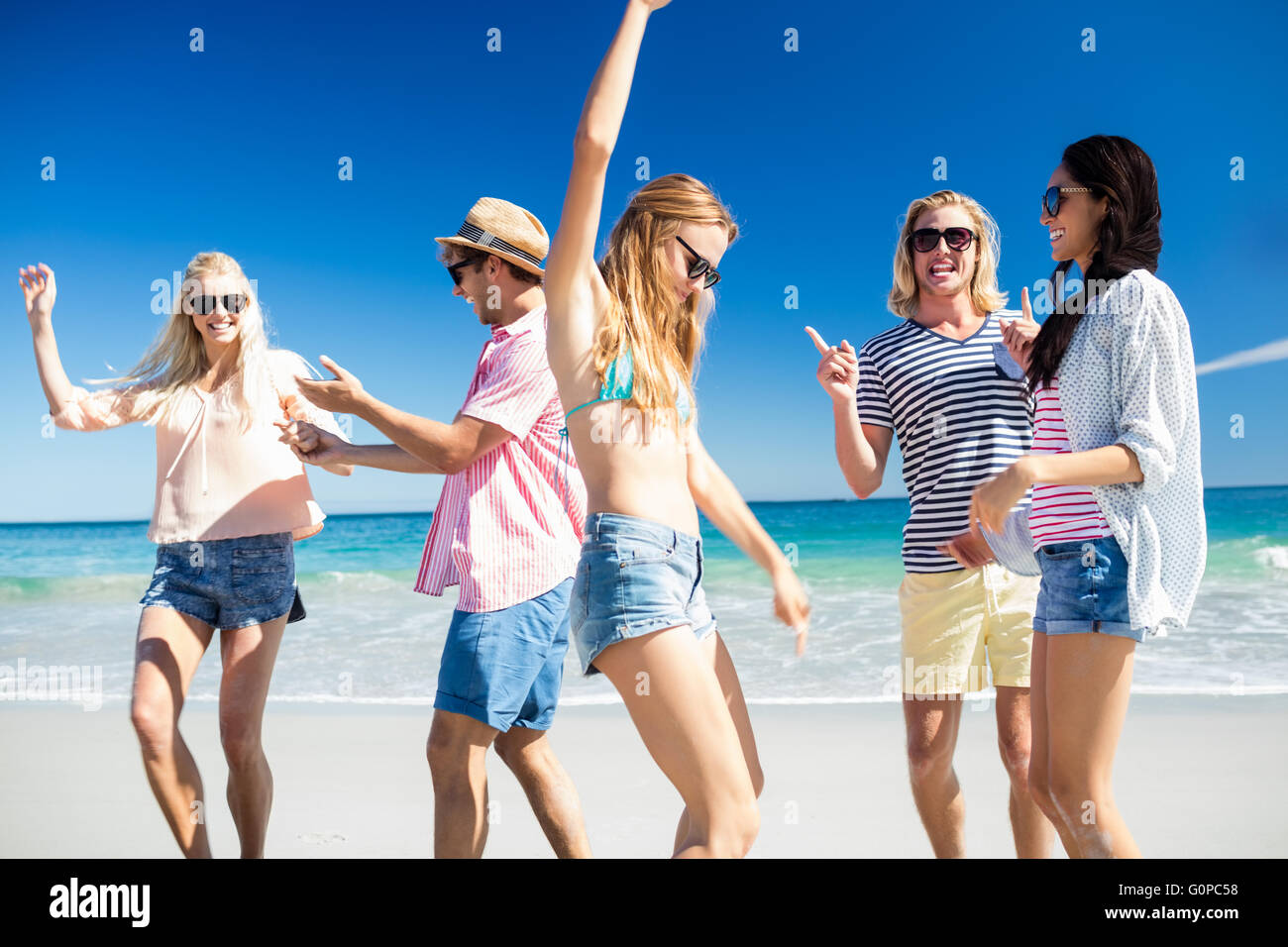 Freunde, tanzen am Strand Stockfoto