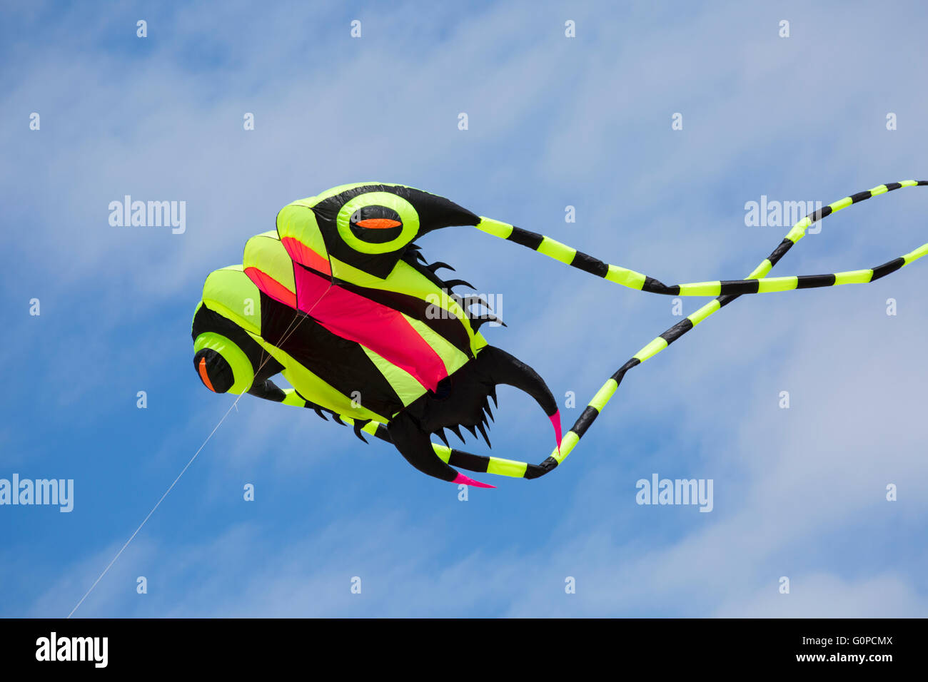 Alien Drachen fliegen beim Weymouth Kite Festival in Weymouth, Dorset UK im Mai Stockfoto