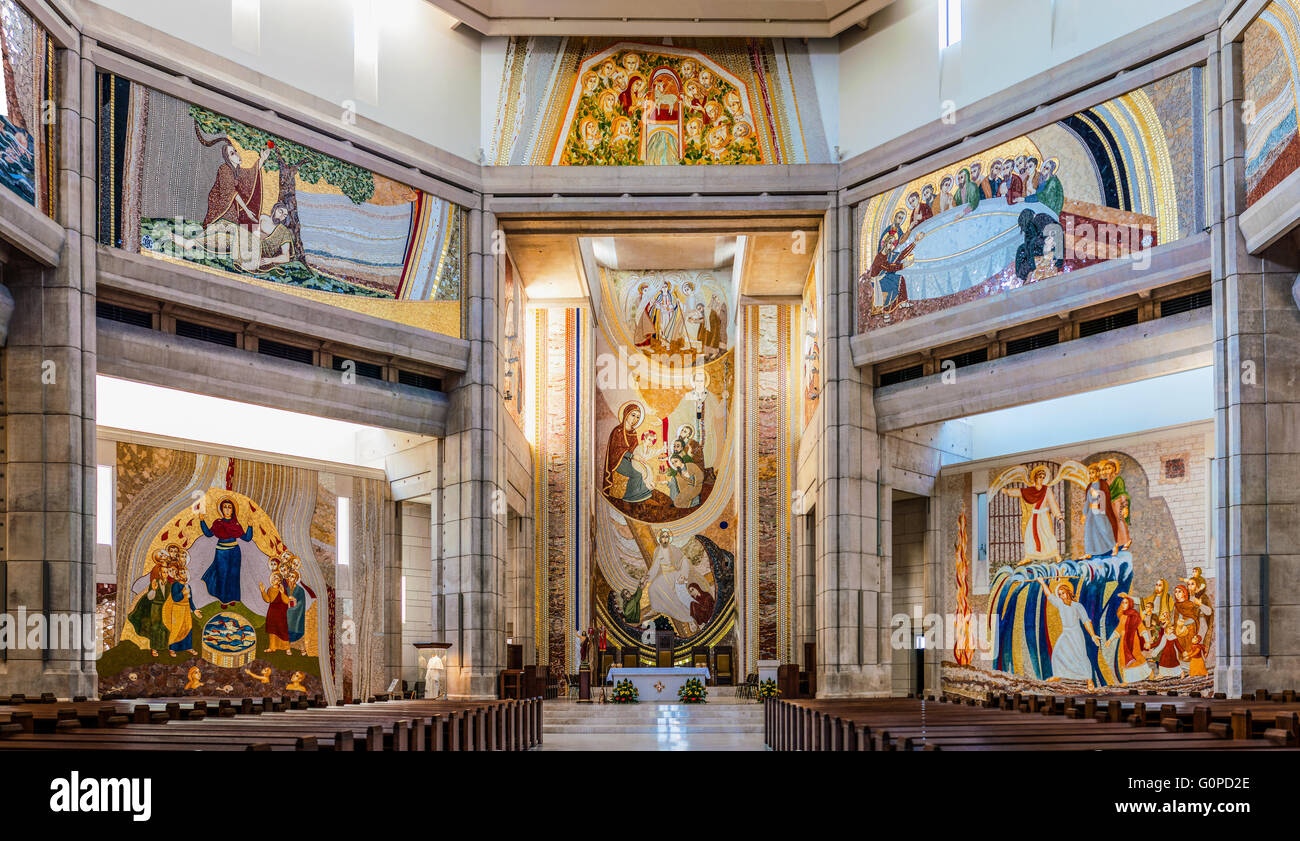 Innenraum der oberen Hauptkirche im Papst John Paul II Heiligtum in Krakau, Polen Stockfoto