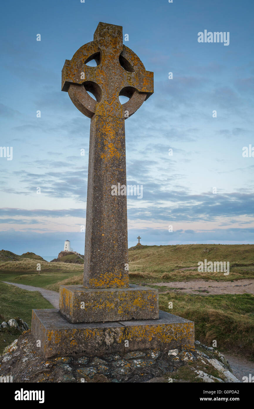 Keltenkreuz auf Llanddwyn Island, Anglesey, North Wales UK bei Sonnenaufgang. Stockfoto
